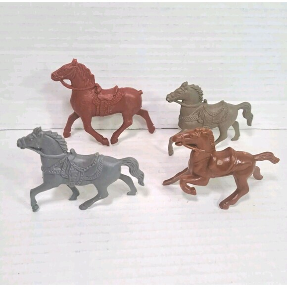 Lot of 49 Vtg Marx Plastic Toy Cowboys Indians Horses Pirates Farmers Ring Hand - Picture 10 of 10